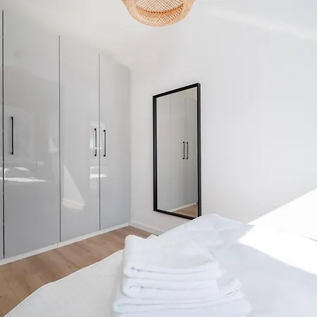 Kopcinskiego Modern Apartment